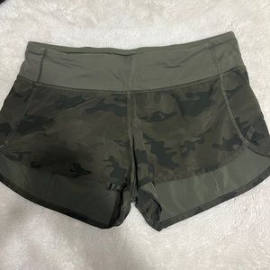 Lululemon speed up shorts green camo low rise 2.5